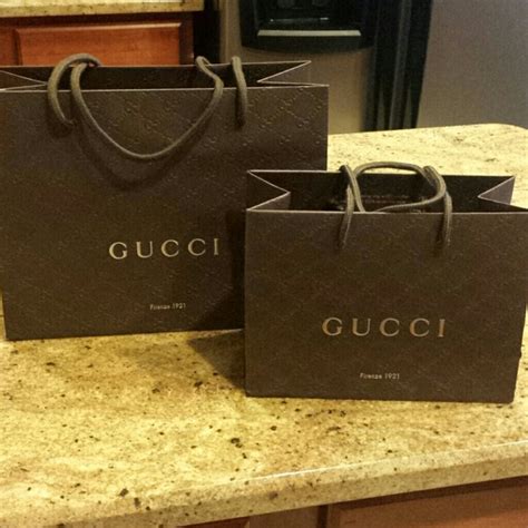 gucci shopping bag logo.